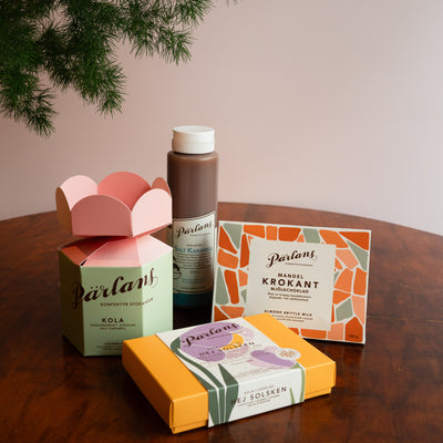 Caramel, brittle and caramel sauce from Pärlans! A lovely kit with carefully selected goodies for the season - at an extra tasty price. Treat yourself or pamper someone you love.  In this kit you get a FLOWER, HELLO SUNSHINE 12 pieces and caramel sauce SALTED CARAMEL.