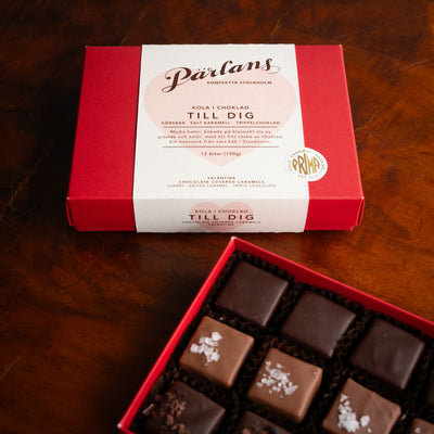 A perfect gift full of artisanal sweets - soft toffee in chocolate from us at Pärlans Konfektyr in Stockholm.