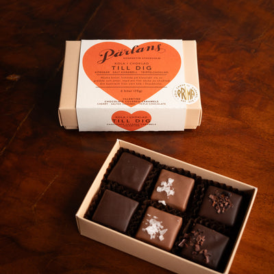 A perfect gift full of artisanal sweets - soft toffee in chocolate from us at Pärlans Konfektyr in Stockholm.