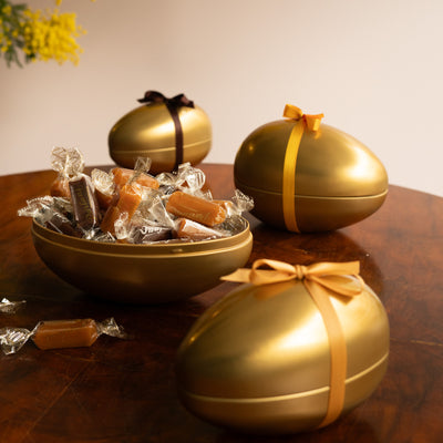 Celebrate Easter with some extra gloriously golden treats. A tin Easter egg you can use for years to come, even though the caramels will disappear before you have the time to say salted caramel! <br>The perfect gift with easter candy from Pärlans Konfektyr.