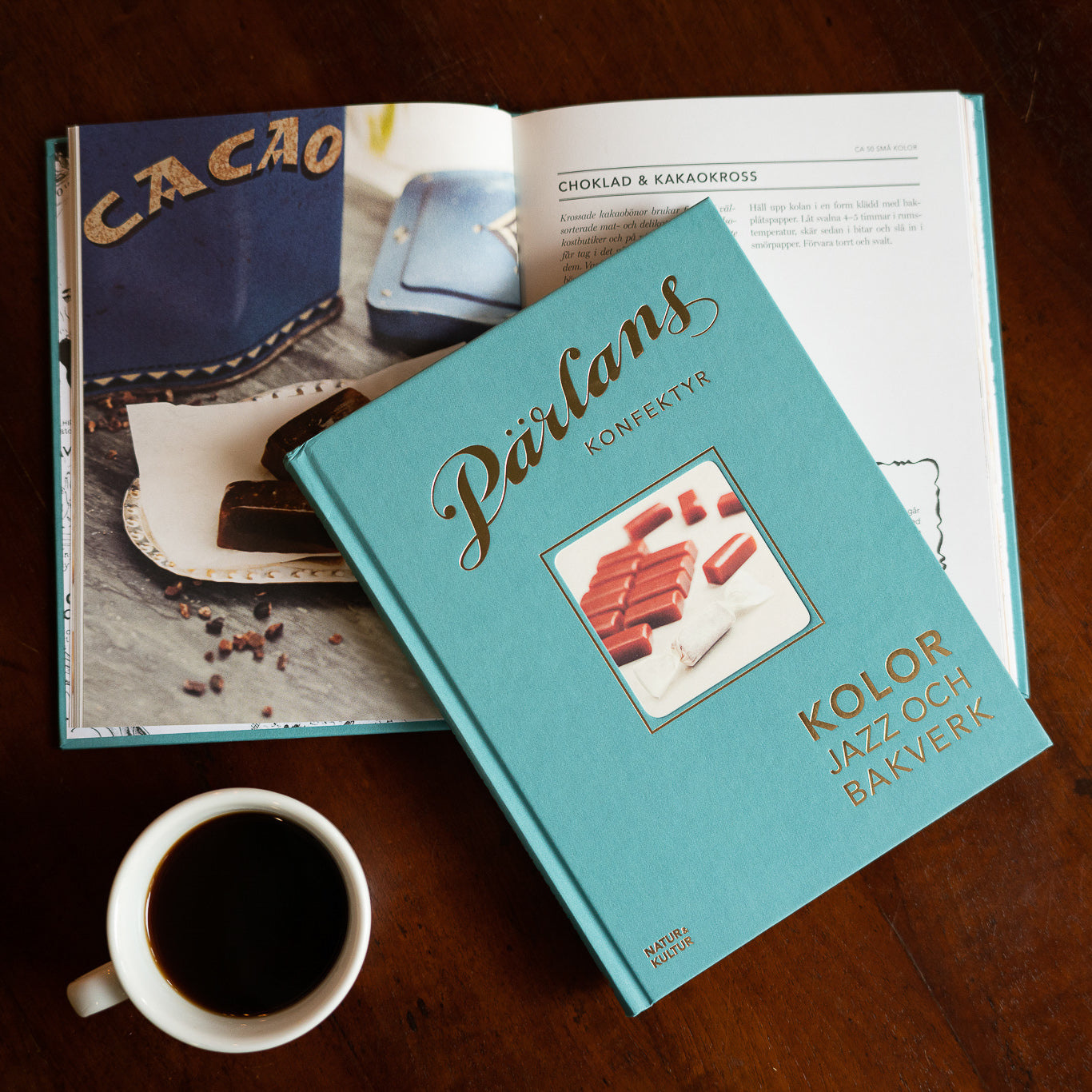 Coffee table book filled with Pärlans recipes, pastries and desserts. Tips and inspiration from the swinging half of the 20th century. 