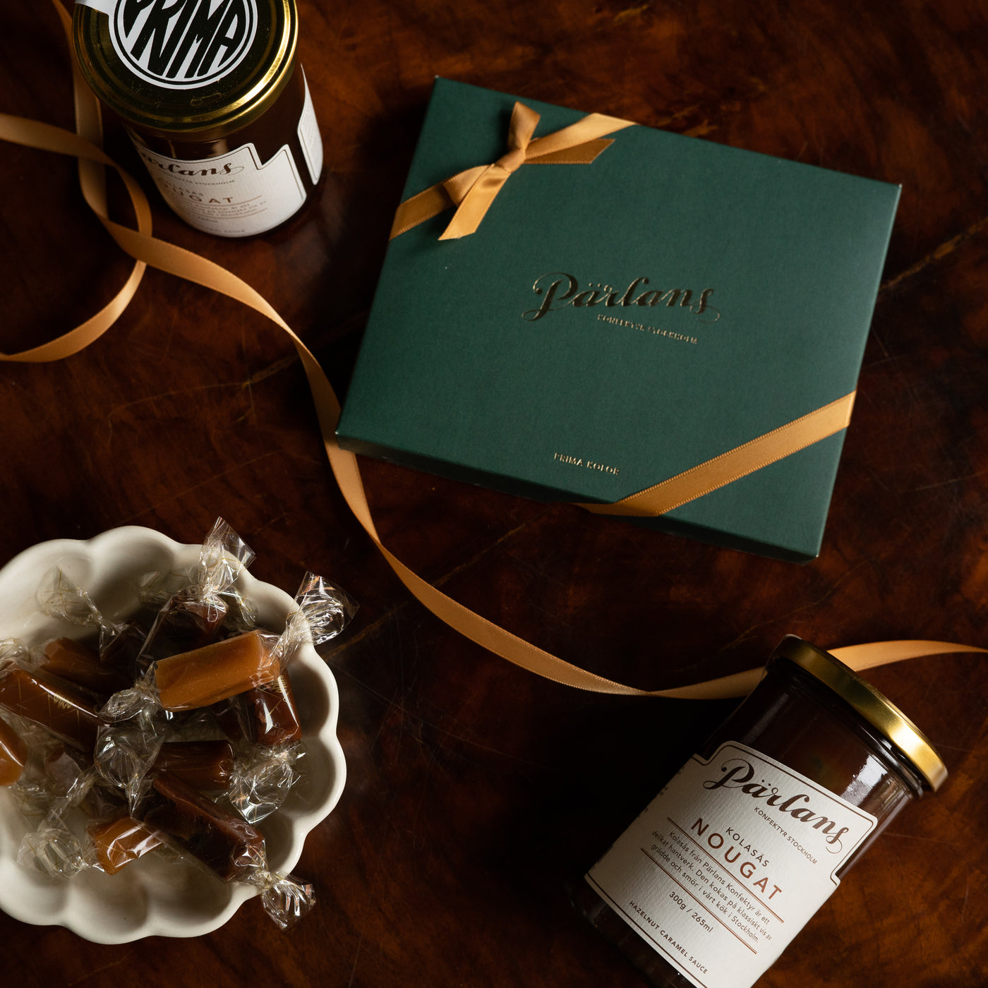 A fancy dark-green gift box laced with satin ribbon and details in golden embossment. Filled with caramels in this season’s special flavours. The perfect gift for someone who already have everything.