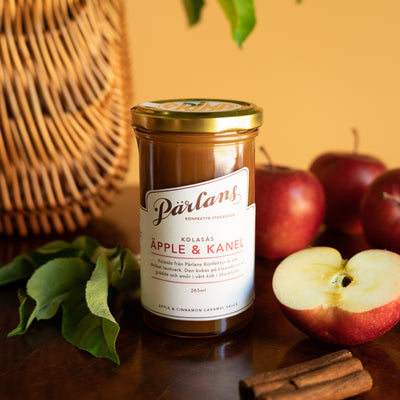 Höstens godaste smaker i en burk. En ljuvlig kolasås med syrligt äpple och kryddig kanel. Ett hantverk från Pärlans Konfektyr i Stockholm.
