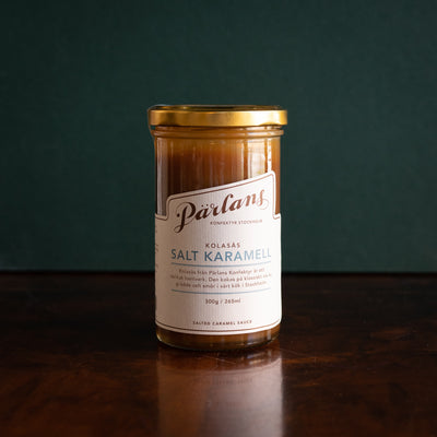 A classy and elegant jar, filled with the best-of-the-best of Pärlans, our golden, glorious caramel sauce. This beauty is the perfect present to bring to a party and should be a staple in your pantry at home. Don’t worry - if you like to stick your spoon straight into the jar from time to time, we won’t tell on you!<br><br>SALTED CARAMEL – Impossibly creamy and buttery, this sauce epitomises the glory of caramel. With a generous pinch of sea salt that tastes like more-more-more.