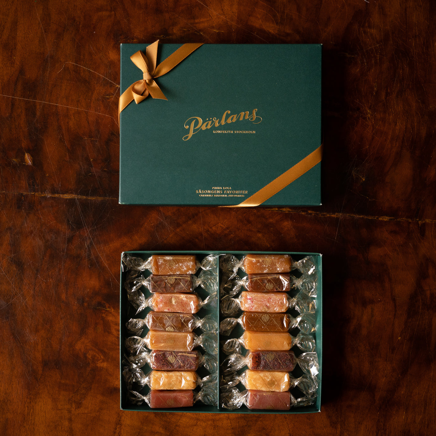 Our large gift box filled with a mix of all our classic caramels in seasonal flavours. Perfect as a gift! A handmade product from Pärlans Konfektyr in Stockholm.