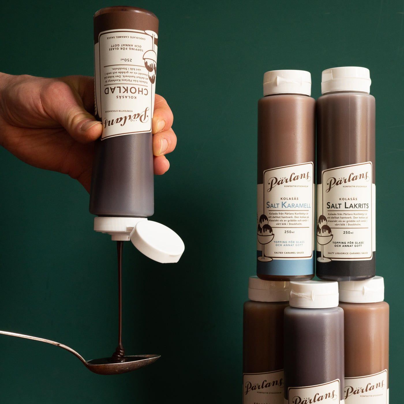 Our delicious caramel sauce in a handy squeeze bottle. Drizzle this glory over ice-cream or your other favourite desserts.<br><br>CHOCOLATE – This caramel sauce combines the best of both worlds - the rich darkness of chocolate and the lighter sweetness of caramel. Pure chocolatey goodness!