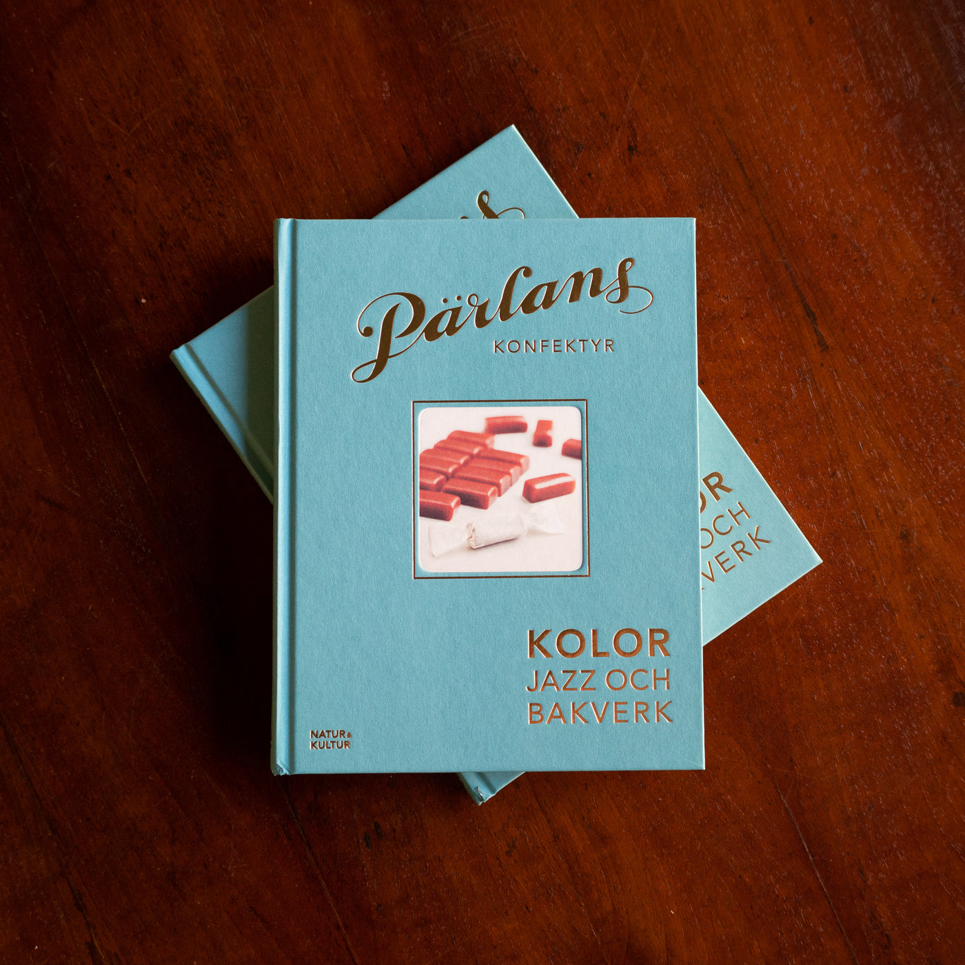 Coffee table book filled with Pärlans recipes, pastries and desserts. Tips and inspiration from the swinging half of the 20th century. 